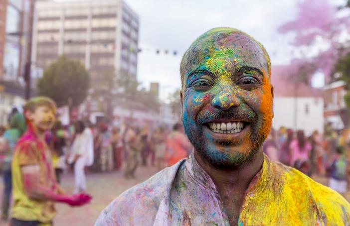 Photo: Vipul Sangoi Hounslow community joins in with Compagnie Artonik's thrilling Holi celebration