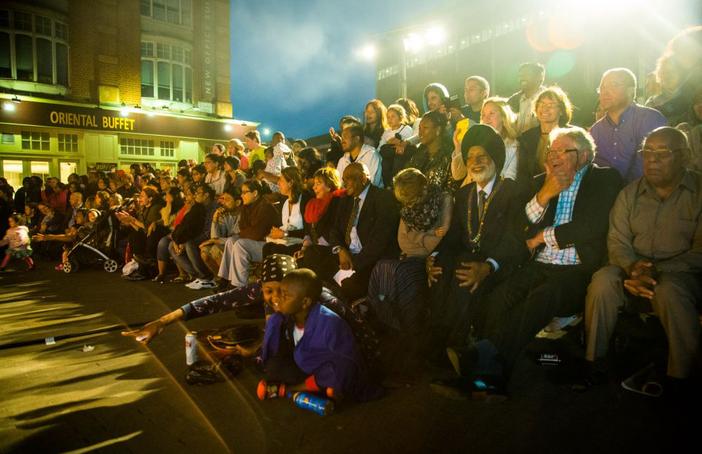 Audience for Bilbo Basso, Bell Square